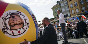 Donald Tusk auf einer Bühne.