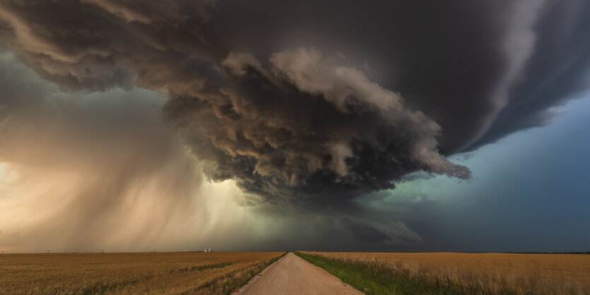 schwarze Wolke eines Tornados über einem Feld