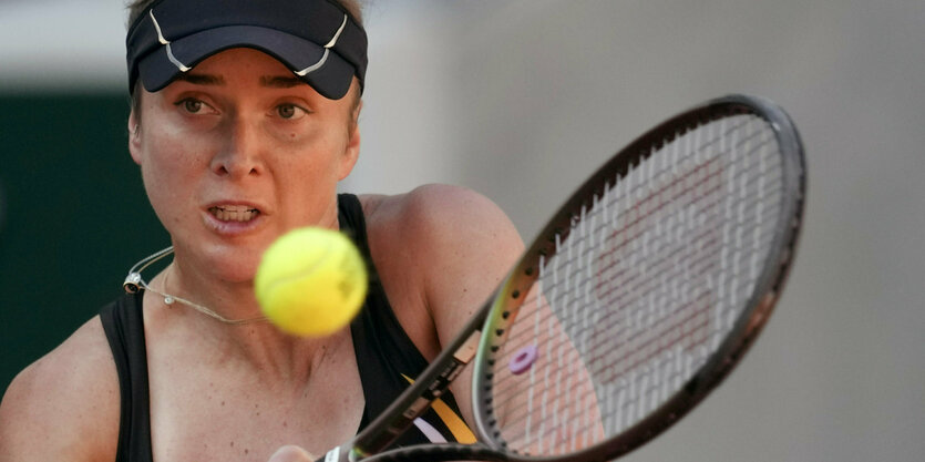 Svitolina beim Schlag eines Balles mit der Rückhand