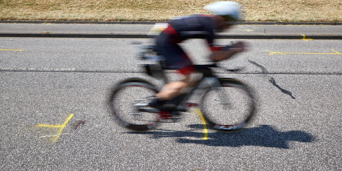 Ein Radfahrer fährt an der Unglücksstelle vorbei