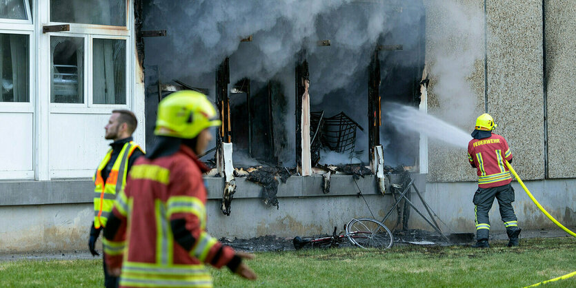 Feuerwehrmänner löschen einen Hausbrand