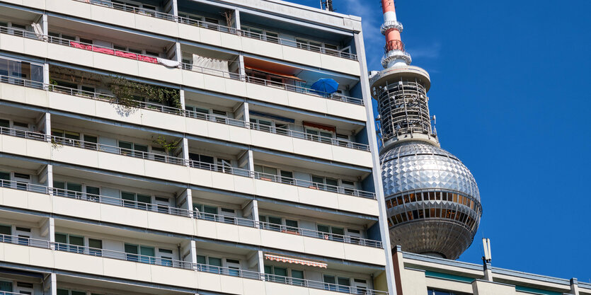 Wohnhaus vor Fernsehturm