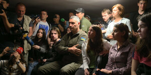 Vitali Klitschko umgeben von Journalisten und Anwohnern in einem Schutzraum