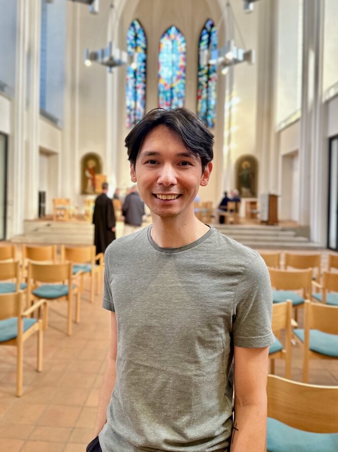 Person mit grauem T-Shirt in einer Kirche