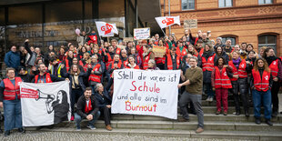 Streikende Lehrer stehen vor der Mensa Nord der Humboldt Universität und halten ein Transparent mit der Aufschrift „"Stell dir vor, es ist Schule und alle sind im Burnout“". Streikende Lehrer stehen vor der Mensa Nord der Humboldt Universität und halten ein Transparent mit der Aufschrift „"Stell dir vor, es ist Schule und alle sind im Burnout“".