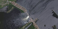 Luftaufnahme vom zerstörten Damm am Dnipro