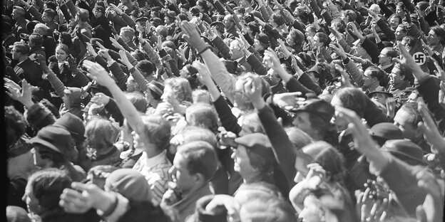 Eine große Menschenmenge, die Menschen zeigen den Hitlergruß