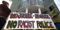 Demonstranten halten zum Beginn von einem Prozess vor dem Verwaltungsgericht Stuttgart ein Transparent mit der Aufschrift "No justice - no peace no racist police".