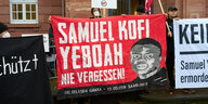 Antifaschistische Aktivist*innen mit einem Banner auf dem steht "Samuel Kofi Yeboah - nie vergessen!"