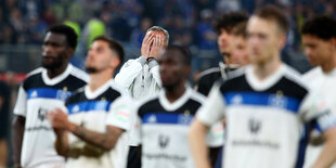 enttäuschte HSV-Profis mit Trainer Tim Walter