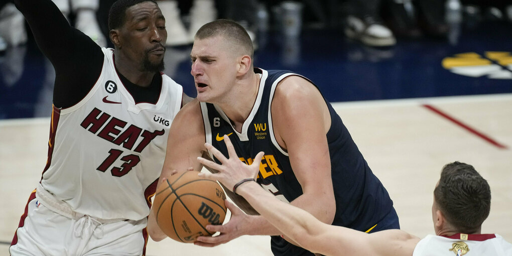 Basketballer Nikola Jokić umringt von zwei Gegenspielern