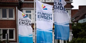 Flaggen mit der Aufschrift "Internationales Filmfest Emden-Norderney".