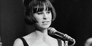 Astrud Gilberto steht am Mikrofon