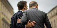 Scholz und Macron umarmen sich