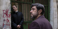 Felice Lasco (Pierfrancesco Favino) wartet mit Pater Luigi Rega (Francesco Di Leva) vor einer Haustür.