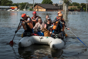 Menschen in einem Rettungsboot