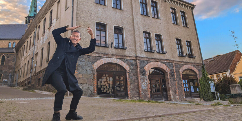 Schauspieler vor leerem Rathaus