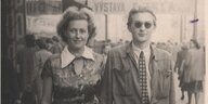 Schwarz-Weiß-Foto eines Paars, Frau und Mann gehen eng nebeneinander