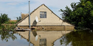 Ein überflutetes Einfamilienhaus