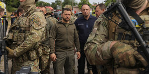 Präsident Selenskyj zwischen Soldaten der ukrainischen Armee