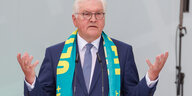 Bundespräsident Frank-Walter Steinmeier mit Schal auf dem Kirchentag in Nürnberg