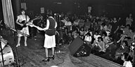 Die Non Band live in einem Theater im Tokioter Bezirk Shinjuku, 1981