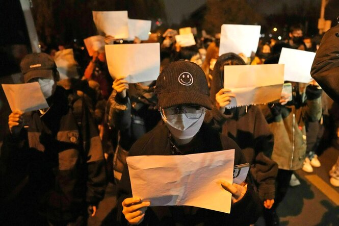 Protestierende halten weiße Zettel in die Höhe, auf denen nichts steht