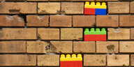 Bunte Legosteine in einer Ziegelmauer