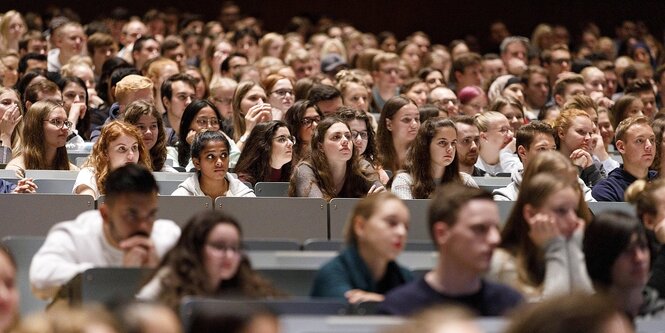 Viele Studierende in einem Hörsaal