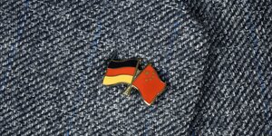Anstecker in Form einer Deutschland-und einer Chinafahne