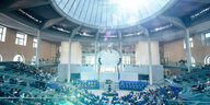 Licht fällt in den Plenarsaal des Bundestages
