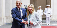 Bundeskanzler Olaf Scholz und die italienische Premierministerin Giorgia Meloni posieren händeschüttelnd für ein Fotografenbild.