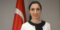 Portrait von Hafize Gaye Erkan vor türkischer Fahne