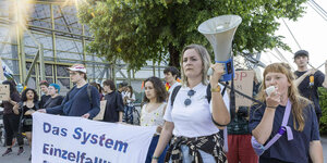 Frauen demonstrieren, eine hält eine Megafon