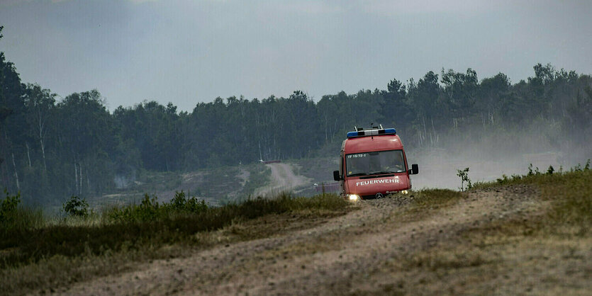 Ein Feuerwehrauto in dunstiger Umgebung