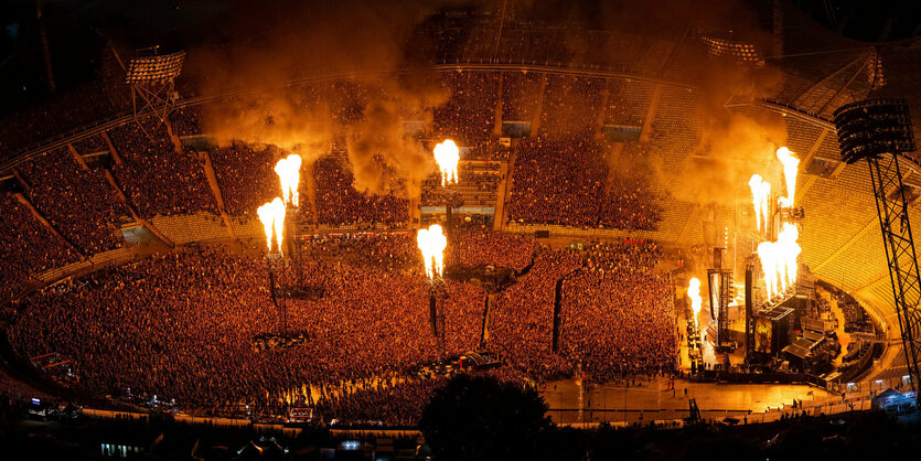 Die Pyrotechnik beim Konzert von Rammstein im Münchner Olympiastadion