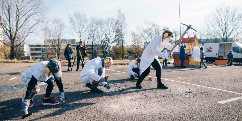 Einige Menschen hauen Asphalt in Chemnitz auf