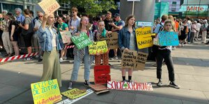 Klimaaktivistinnen vor der Messehalle in Nürnberg