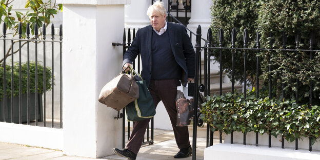 Boris Johnson, ehemaliger Premierminister von Großbritannien, verlässt mit Koffern bepackt sein Haus
