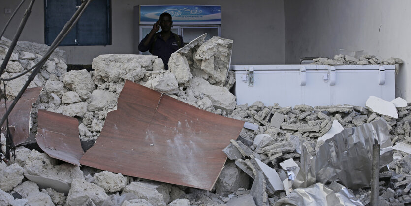 Ein Soldat steht an der zerstörten Wand des Pearl Beach Hotels