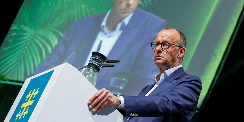 Friedrich Merz am Podium bei seiner Bibelexegese auf dem Kirchentag