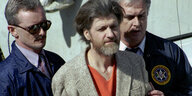 Theodore "Ted" Kaczynski wird am 4. April 1996 von FBI-Agenten abgeführt