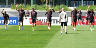 Training auf'mFrankfurter Campus: DFB-Kicker hopsen herum.