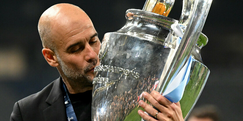 Innige Liebe: City-Coach Pep Guardiola herzt den Henkelpott.