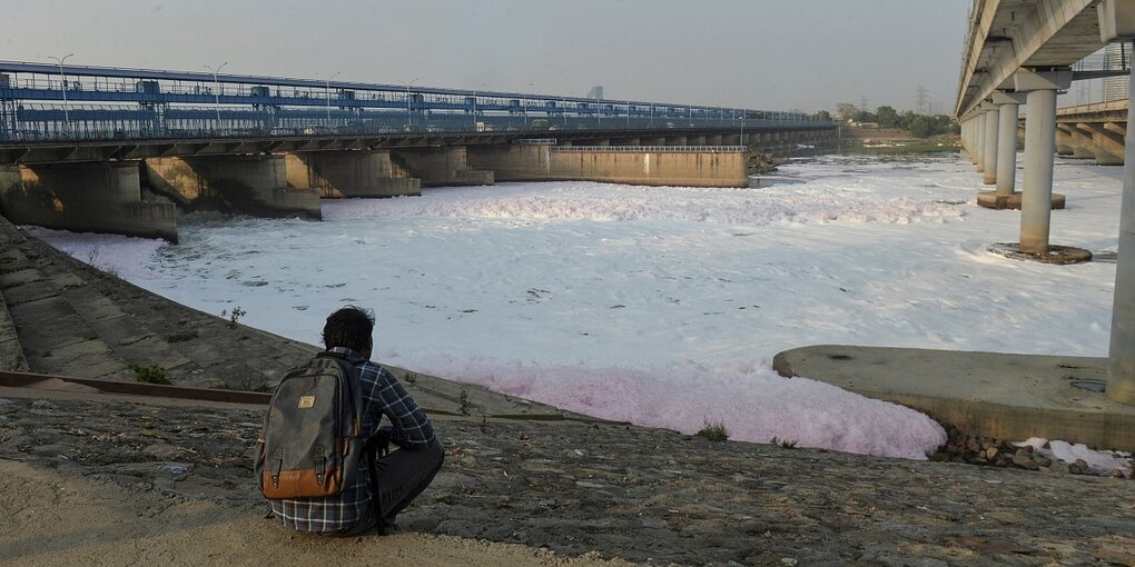 ein Fluss ist mit weißem SChaum bedeckt