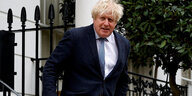 Boris Johnson verlässt sein Haus im Anzug