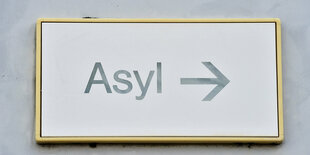 Ein Schild mit der Aufschrift "Asyl"