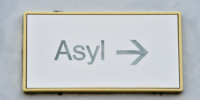 Ein Schild mit der Aufschrift "Asyl"