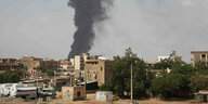 Eine Rauchsäule baut sich über Khartum am 8. Juni auf