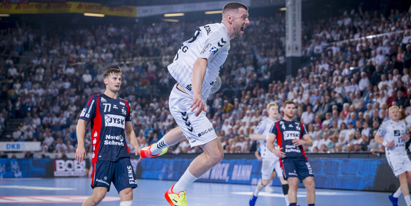 Drei Handballspieler auf dem Feld